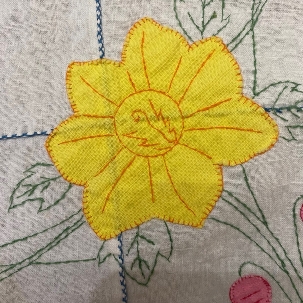 Vintage Hand Stitched Floral Applique Tablecloth and 3 Scalloped Napkins - Picture 6 of 10